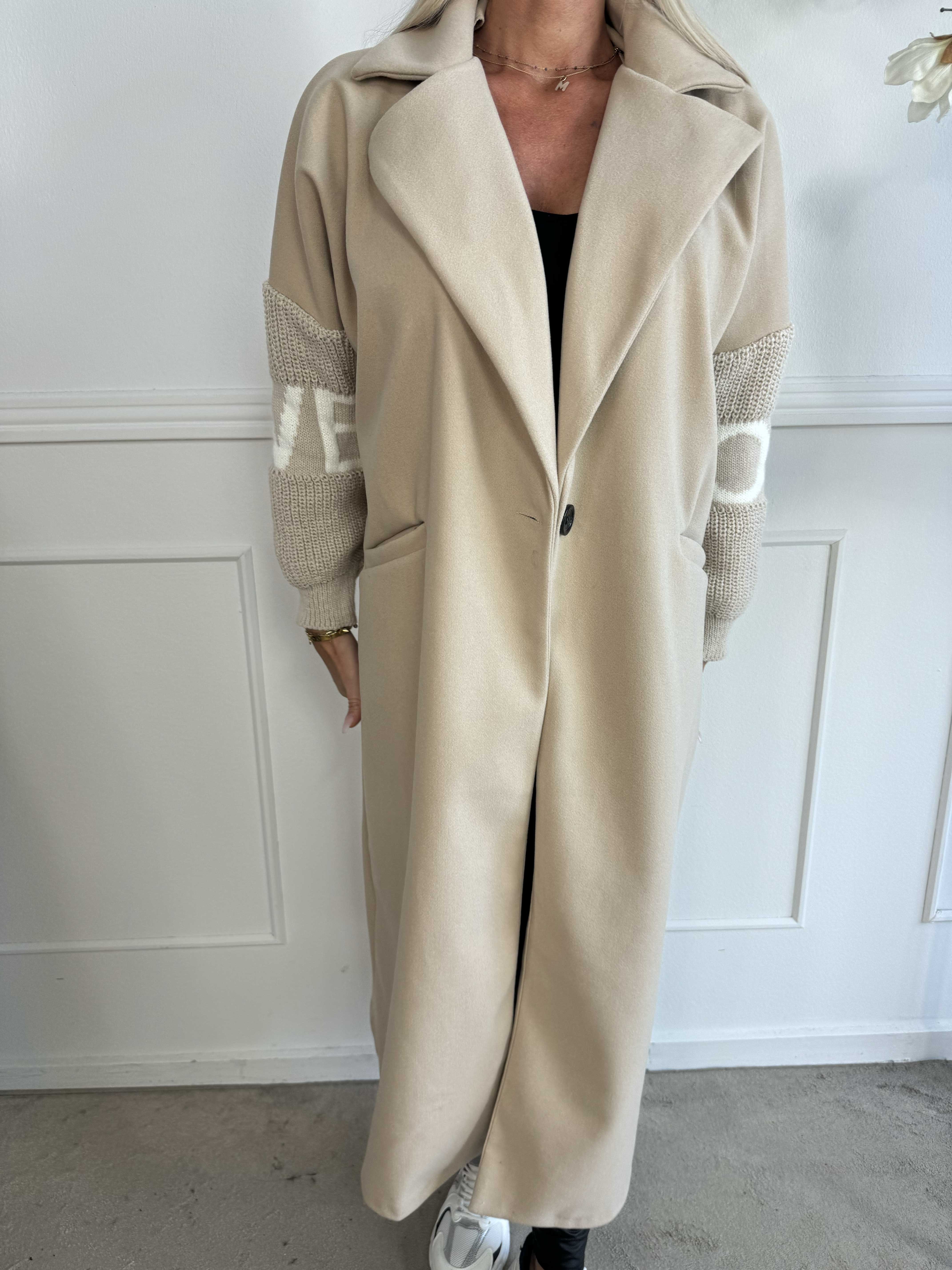 Debbie - Fin kappa med stickade ärmar